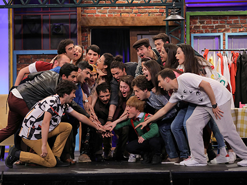 Çok Güzel Hareketler 2... PALTOLULAR VE KEÇİLİLER KARŞI KARŞIYA!