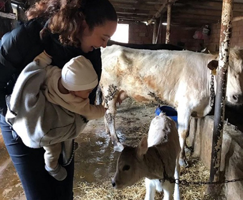 Azra Akın... OĞLUNU DOĞAL ORTAMDA BÜYÜTÜYOR!