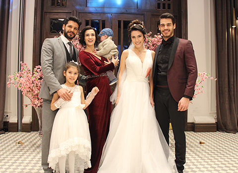 Kim Daha Mutlu... BU ROMANTİK KOMEDİYE BAYILACAKSINIZ!