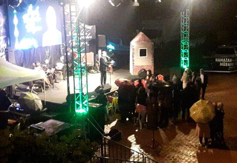 Bekir Ünlüataer... SEYİRCİ ŞOKU,15 KİŞİYE KONSER VERDİ!