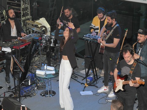 Derya Uluğ... SEVGİLİSİNİ ASKERE UĞURLUYOR!..