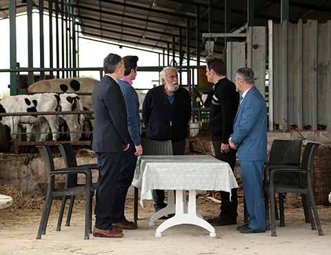 Kalk Gidelim...HACI HÜSEYİN ERKEKLERİ FENA AZARLAR!