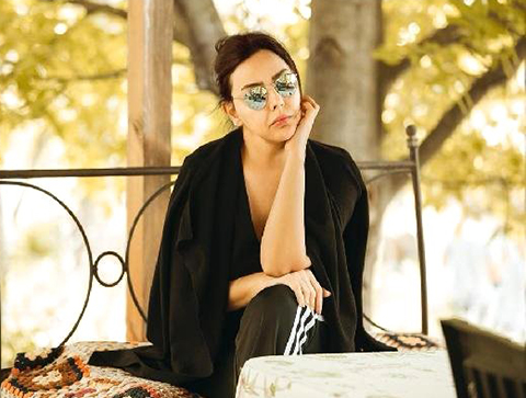 Ebru Gündeş... 'HUZUR'U İZNİK'TE YAKALADI!