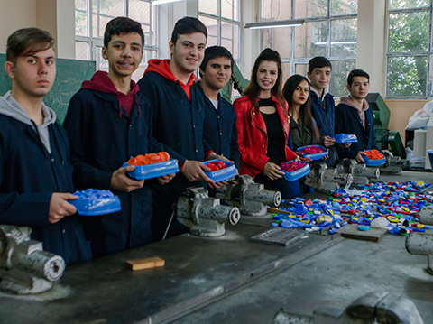 Sevil Uyar...SOKAK HAYVANLARINA DESTEK!