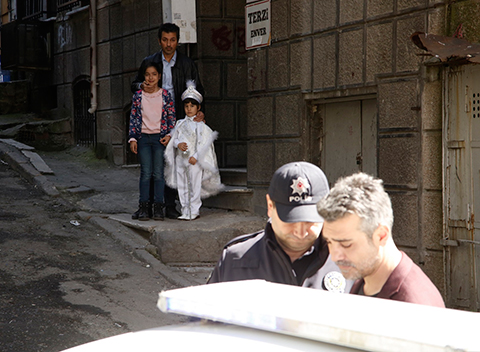 Kadın... SARP OĞLUNUN SÜNNET GÜNÜ TUTUKLANIR!