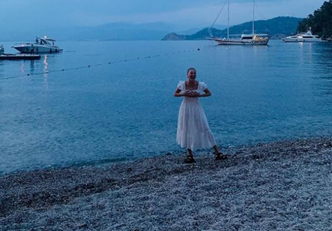 Serenay Sarıkaya... "YALNIZIM VE ÇOK MUTLUYUM"!..