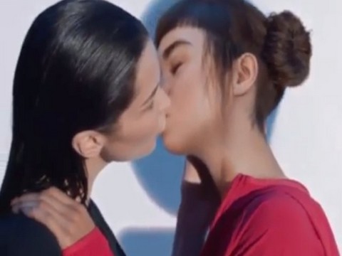 Bella Hadid... SOSYAL MEDYAYI AYAKLANDIRAN ÖPÜŞME!..