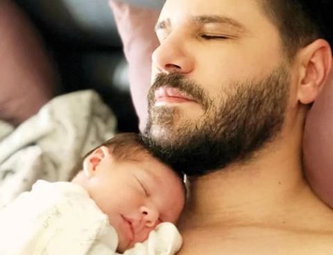 Tolgahan Sayışman... OĞLUNU GÖĞSÜNDE UYUTUYOR!