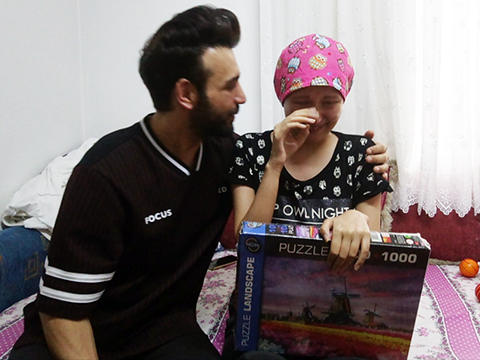 Emre Kaya…  ŞARKILARINI HASTA HAYRANININ EVİNE GÖTÜRDÜ.