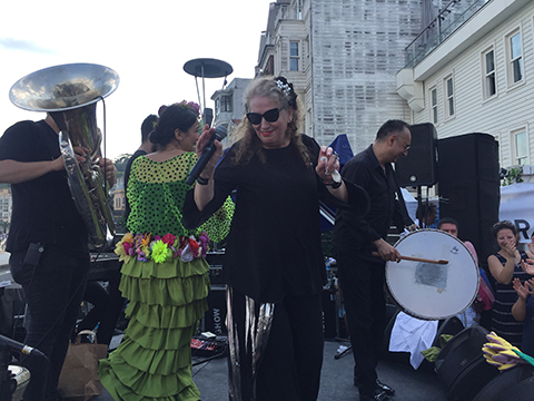 Suzan Kardeş...ESKİ MAHALLESİNDE SAHNE ALDI!