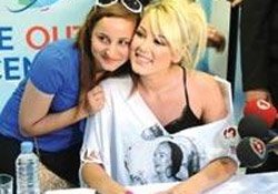 Petek Dinçöz... İMZA GÜNÜNDE İZDİHAM YAŞANDI!