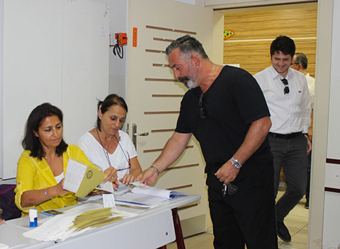 Cem Yılmaz...SANDIK BAŞINDA DA GÜLDÜRDÜ!