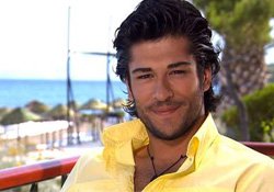 Burak Özçivit... GECE YARISI  APAR TOPAR TAŞINDI!