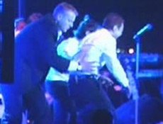 Serdar Ortaç... SAHNEDE BÖYLE DÜŞTÜ!