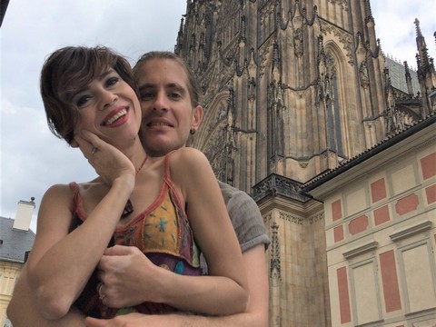 Aydilge... EVLİLİK YILDÖNÜMÜNÜ PRAG' TA KUTLADI!..