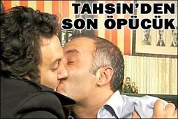 Tiyatro sahneleri aykırılıklarla dolu... BU DA ERKEK ERKEĞE ÖPÜŞME!..