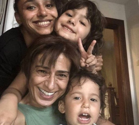 Yıldız Tilbe...ANNEANNE POZU!