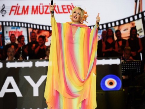 “Başrolde Emel Sayın"... HARBİYE'DE YEŞİLÇAM ŞÖLENİ!..