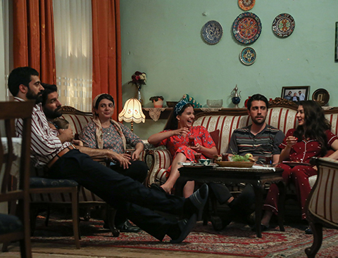 Afili Aşk...KEREM AİLE ORTAMINDAN SIKILIR!