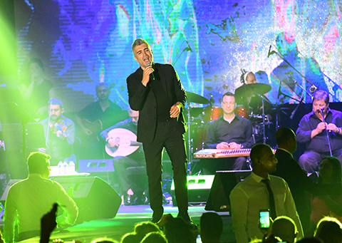 Özcan Deniz...KADIN HAYRANLARINDAN GÜVENLİKLER KURTARDI!