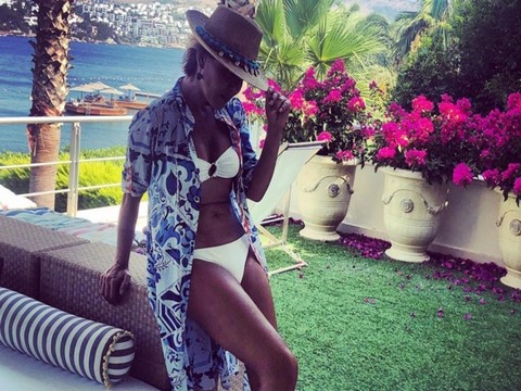 Gülben Ergen... BİKİNİLİ FOTOĞRAFINA BEĞENİ YAĞMURU!..