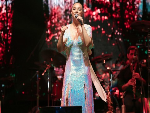 Ebru Gündeş... KIBRIS'TA FIRTINA GİBİ ESTİ!..