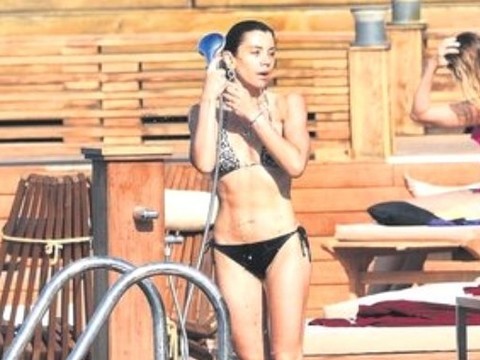 Gökçe Bahadır...YAZIN İLK BİKİNİLİ PAYLAŞIMI!