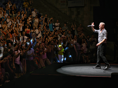 Levent Yüksel...EFSANE ŞARKILARINI HARBİYE'DE SÖYLEDİ!