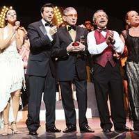 "Hisseli Harikalar Kumpanyası"... BROADWAY'DE AYAKTA ALKIŞLANDI!