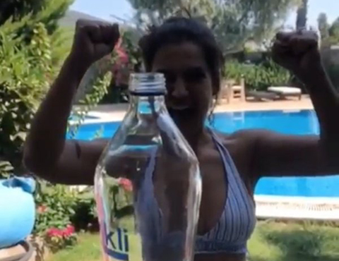 Demet Akalın...TEK TAŞIYLA ŞİŞE AÇINCA; 'GÖRGÜSÜZ ÇİNGENE' YORUMLARI GELDİ!