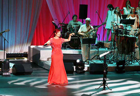 Candan Erçetin...HARBİYE'DE UMUT ATEŞİ!