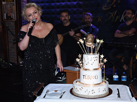 Türkü... SAHNEDE DOĞUM GÜNÜ!..