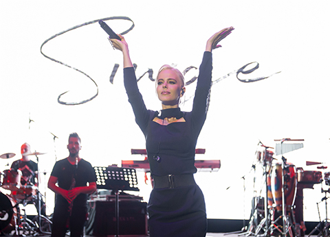 Simge... YENİ İMAJA YENİ KONSERLER!..