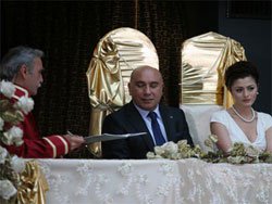 "Yaprak Dökümü"... FİNALDE FERHUNDE EVLENİYOR!