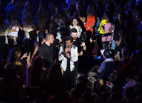 Kenan Doğulu...SEYİRCİLERİN ARASINDA KARIŞTI, BİRLİKTE DANS ETTİ!