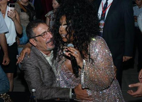 Bülent Ersoy...DİVA CEM ÖZER'İN KUCAĞINDA!