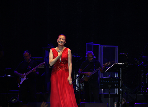 Candan Erçetin...HEM SÖYLEDİ, HEM OYNADI!