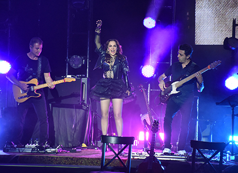 Sertab Erener...BODRUMDA SÜPER MİNİSİYLE HAYRAN BIRAKTI!