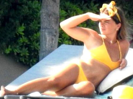 Pelin Karahan Güntay...SARI PAPATYA PLAJDA UYUYAKALDI!