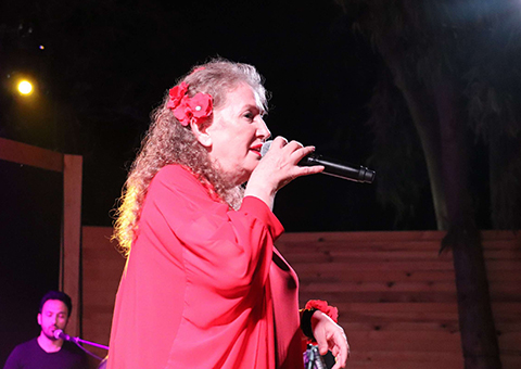 Suzan Kardeş...TÜRKİYE'Yİ KARAYOLU İLE GEZEREK KONSER VERİYOR!