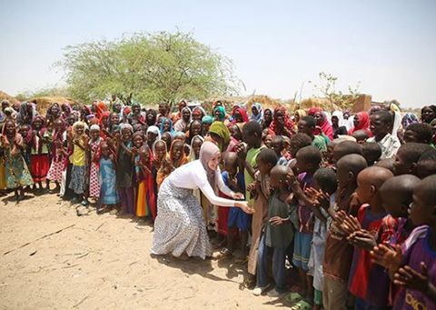 Gamze Özçelik...KAMERUN'LU ÇOCUKLARA YARDIM ELİ!