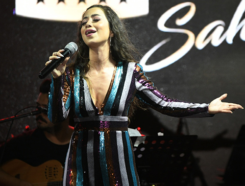 Nihan Akın...8 DİLDEN ŞARKILAR OKUDU!