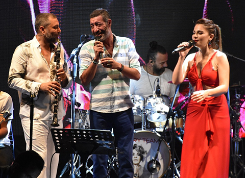 Hüsnü Şenlendirici - Derya Bedavacı...BODRUM'DA AİLECE DÜET!