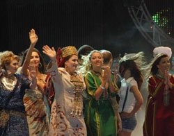 Hadise... TÜRKMENİSTAN'DA KONSER VERDİ!