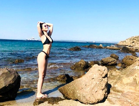 Merve Boluğur...BİKİNİSİNİ GİYDİ, SAHİLE İNDİ!