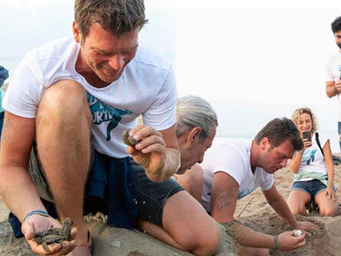 Kıvanç Tatlıtuğ… CARETTA’LARA YARDIM!