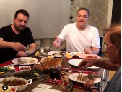 Mehmet Ali Erbil… EVİNDE LAHMACUN ARASI PAVURYA PARTİSİ!