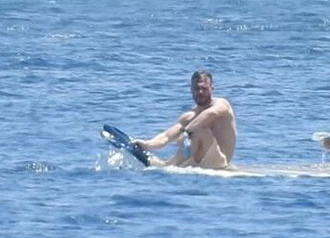 Kerem Bursin...TEKNEDEN DÜŞTÜ, OMURGASI KIRILDI