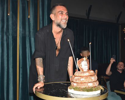 Hakan Akkaya...DOĞUM GÜNÜ PASTASI YILANLI!