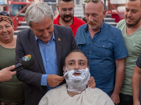 Rüştü Onur Atilla... OSMANELİ MEYDANINDA SAKAL TRAŞI!..